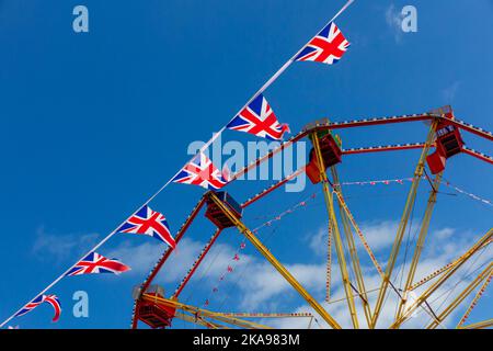 Ferris Wheel und Union Jack auf einem Messegelände in der Nähe von Hunstanton Beach im Westen von Norfolk an der Ostküste Englands. Stockfoto