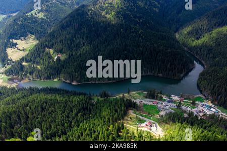 Landschaft mit rotem See in Rumänien von oben gesehen, Drohnenansicht, Sommer Stockfoto