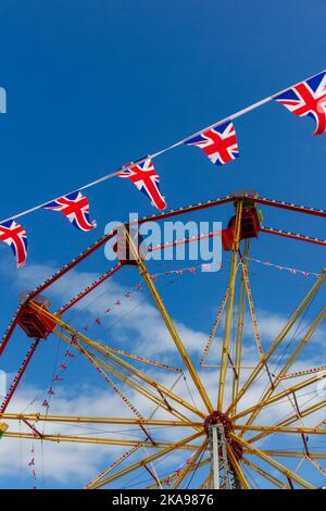 Ferris Wheel und Union Jack auf einem Messegelände in der Nähe von Hunstanton Beach im Westen von Norfolk an der Ostküste Englands. Stockfoto