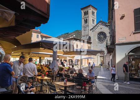 Piazza San Fedele Como, Blick im Sommer von Menschen sitzen an Tischen in der historischen Piazza San Fedele in der Stadt Como, Comer See, Lombardei Stockfoto