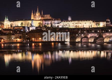 Nachtpanorama mit Burg über der historischen Stadt beleuchtet, Prag, Tschechien Stockfoto
