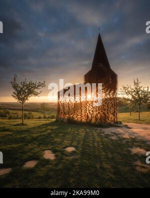 Die durchsehbare Kirche Reading Between the Lines Skulptur in Borgloon, Belgien Stockfoto