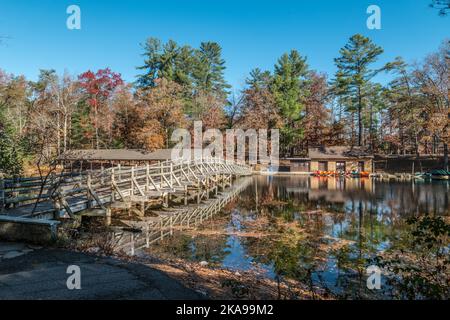 Überqueren Sie die Holzbrücke gegenüber der Bootsvermietung auf dem Byrd Lake im Cumberland Mountain State Park in Tennessee an einem sonnigen Tag Stockfoto