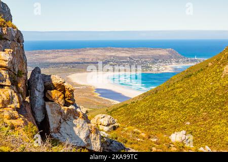 Küstengebirgslandschaft mit Fynbos-Flora in Kapstadt, Südafrika Stockfoto