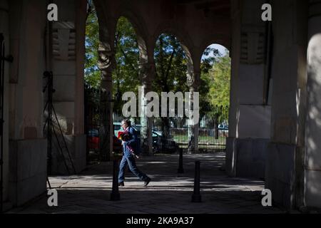 Madrid, Spanien. 01.. November 2022. Ein Mann hält einen Blumenstrauß, während er während der Feier des Allerheiligen durch den Almudena-Friedhof in Madrid geht. Es ist eine christlich-katholische Tradition, die Friedhofs und Gräber der Verstorbenen zu besuchen, um sie am Allerheiligen zu schmücken und zu erinnern. Der Almudena-Friedhof ist zu Ehren des schutzpatrons von Madrid benannt, er ist der größte Friedhof in Westeuropa. Kredit: SOPA Images Limited/Alamy Live Nachrichten Stockfoto