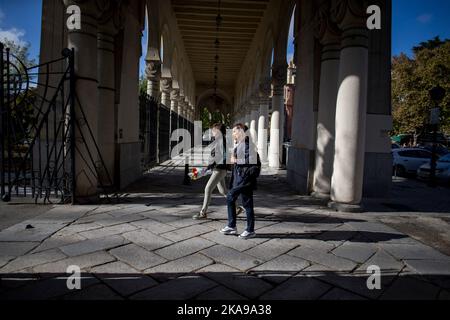 Madrid, Spanien. 01.. November 2022. Zwei Frauen mit einem Blumenstrauß gehen während der Feier des Allerheiligen in Madrid auf den Almudena-Friedhof. Es ist eine christlich-katholische Tradition, die Friedhofs und Gräber der Verstorbenen zu besuchen, um sie am Allerheiligen zu schmücken und zu erinnern. Der Almudena-Friedhof ist zu Ehren des schutzpatrons von Madrid benannt, er ist der größte Friedhof in Westeuropa. Kredit: SOPA Images Limited/Alamy Live Nachrichten Stockfoto