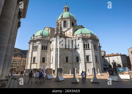 Como Duomo Stadt Italien, Blick von der Piazza Verdi auf die Renaissance-Apsiden am östlichen Ende der Kathedrale von Como (Duomo), Stadt Como, Lombardei, Italien Stockfoto