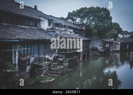 Eine malerische Ansicht der alten Gebäude an einem Kanal in Wuzhen, einem Wasserdorf in der Provinz Zhejiang, China Stockfoto