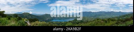 Eine Panoramaaufnahme der Berge und eines Kratersees in Santa Maria del Oro, Mexiko Stockfoto