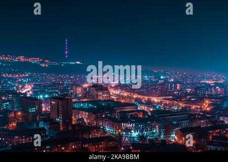 Eine atemberaubende Luftaufnahme des beleuchteten Stadtbildes von Jerewan bei Nacht Stockfoto