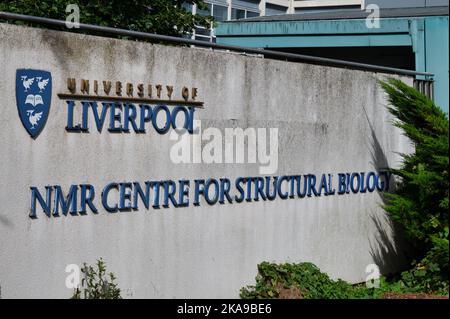 Liverpool, Großbritannien - 8. September 2022: Das NMR-Zentrum für strukturelle Biolgie-Gebäude an der Universität von Liverpool. Stockfoto