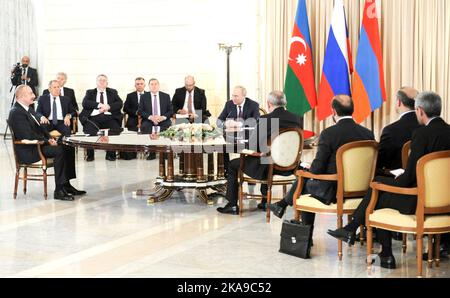 Sotschi, Russland. 31. Oktober 2022. Der russische Präsident Wladimir Putin hält am 31. Oktober 2022 in Sotschi, Region Krasnodar, Russland, ein trilaterales Treffen mit dem aserbaidschanischen Präsidenten Ilham Aliyev und dem armenischen Ministerpräsidenten Nikol Pashinyan in der Präsidentenresidenz am Kap Idokopas ab. Quelle: Mikhail Klimentyev/Kremlin Pool/Alamy Live News Stockfoto