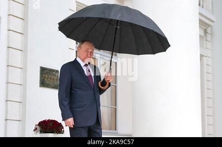 Sotschi, Russland. 31. Oktober 2022. Der russische Präsident Wladimir Putin wartet im Regen auf die Ankunft des armenischen Premierministers Nikol Paschinyan in der Präsidentenresidenz am Kap Idokopas am 31. Oktober 2022 in Sotschi, Region Krasnodar, Russland. Kredit: Sergej Bobylev/Kremlin Pool/Alamy Live Nachrichten Stockfoto