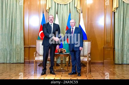 Sotschi, Russland. 31. Oktober 2022. Der russische Präsident Wladimir Putin schüttelt sich die Hände mit dem aserbaidschanischen Präsidenten Ilham Aliyev, links, während eines bilateralen persönlichen Treffens am 31. Oktober 2022 in Sotschi, Region Krasnodar, Russland, in der Residenz des Präsidenten am Kap Idokopas. Quelle: Mikhail Klimentyev/Kremlin Pool/Alamy Live News Stockfoto