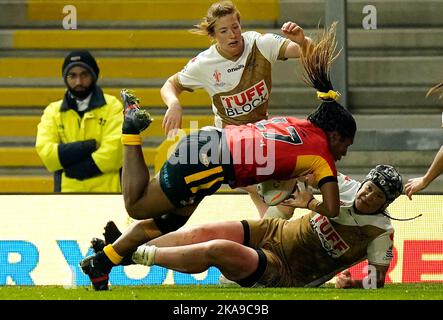 Die Papua-Neuguinea-Spielerin Martha Molowia erzielt den zweiten Spielversuch ihrer Gruppe während des Spiels der Frauen-Rugby-League-Weltcup-Gruppe A im Headingley Stadium, Leeds. Bilddatum: Dienstag, 1. November 2022. Stockfoto