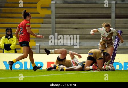 Die Papua-Neuguinea-Spielerin Martha Molowia erzielt den zweiten Spielversuch ihrer Gruppe während des Spiels der Frauen-Rugby-League-Weltcup-Gruppe A im Headingley Stadium, Leeds. Bilddatum: Dienstag, 1. November 2022. Stockfoto