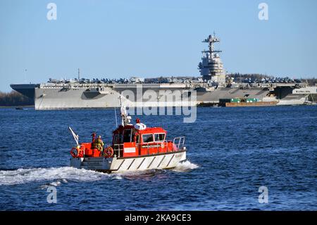 Der amerikanische Flugzeugträger USS Gerald R. Ford (CVN-78) mit dem Halifax-Feuerboot Kjipuktuk im Vordergrund. Halifax, Kanada. Stockfoto