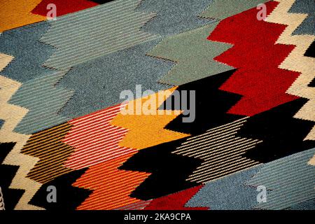 Bunte Teppiche zum Verkauf auf dem Basar. Stockfoto