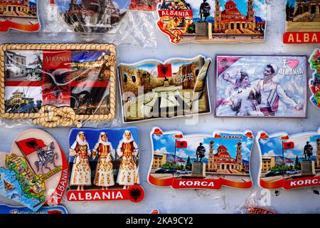 Souvenirs zum Verkauf in Korce Stadt in Albanien. Stockfoto