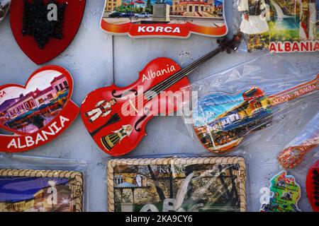 Souvenirs zum Verkauf in Korce Stadt in Albanien. Stockfoto