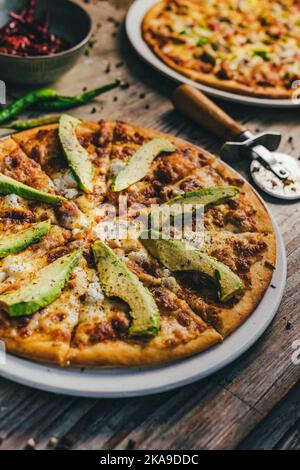 Pizza-Fotografie im Restaurant mit Requisiten Stockfoto