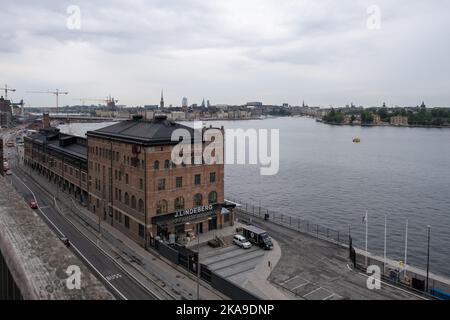 Blick auf das Fotografiska Museum vom Aussichtspunkt Fjällgatan im Stadtteil Södermalmn. Im Hintergrund Stockholms Stadtbild. Stockfoto