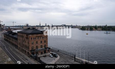 Blick auf das Fotografiska Museum vom Aussichtspunkt Fjällgatan im Stadtteil Södermalmn. Im Hintergrund Stockholms Stadtbild. Stockfoto