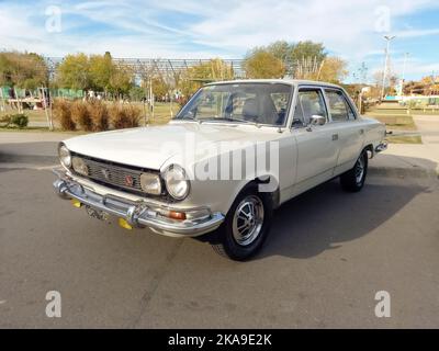 Alte weiße sportliche IKA Renault Torino Limousine um 1970 . Expo Fierro 2022 Oldtimer-Show. Copyspace Stockfoto