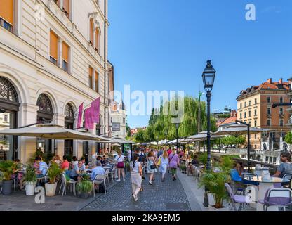 Bars und Cafés auf Cankarjevo nabrežje, Altstadt, Ljubljana, Slowenien Stockfoto