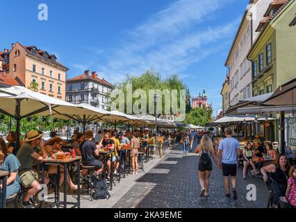 Bars und Cafés auf Cankarjevo nabrežje, Altstadt, Ljubljana, Slowenien Stockfoto