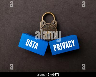 Ein klassisches Vorhängeschloss und blaue Holzwürfel mit den Worten DATA und PRIVACY Stockfoto