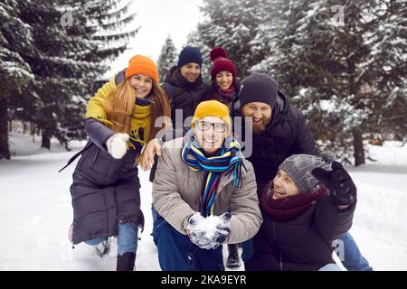 Lustige fröhliche Freunde, die Spaß im Freien im Park mit Schnee im Winter an schönen frostigen Tag. Stockfoto