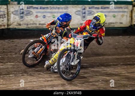 Alex Spooner (blau) für Mildenhall Fen Tigers, Tom Spencer (gelb für Leicester Lion Cubs). Speedway der National Development League. Stockfoto