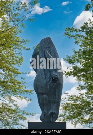 Metal Horse Head Skulptur „Still Water“ von Nic Fiddian-Green im RHS Wisley Garden, Surrey Stockfoto