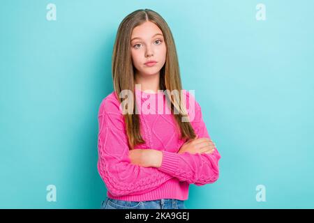 Foto von schweren aufgeregt gelangweilt Mädchen mit geraden Frisur tragen rosa Strickpullover Arme gekreuzt stehend isoliert auf blauem Hintergrund Stockfoto