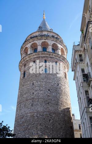 Galata Turm am Tag Harbourside Eminönü. Stadtbild eines Teils der Stadt Istanbul. Einer der meistbesuchten Orte in Istanbul. Stockfoto