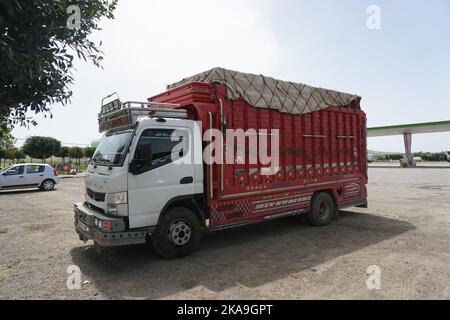 Der geparkte weiße LKW mit rotem Anhänger auf der Straße in Fes, Marokko. Stockfoto