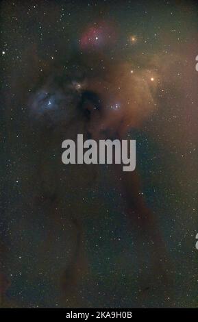 Astrofotografie von Antares und Rho Ophiuchi Cloud Complex mit DSLR aufgenommen Stockfoto