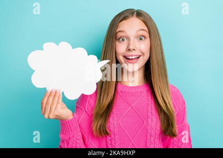 Nahaufnahme Foto von aufgeregt Mädchen halten Papier Blase weiße Wolke überrascht Reaktion Witz Comic leeren Raum isoliert auf aquamarin Farbe Hintergrund Stockfoto