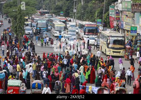 Dhaka, Bangladesch. 1.. November 2022. Dhaka, Bangladesch, 1. November 2022: Arbeiter von Olio Apparels Limited blockieren Dhakas Kreuzung Arambag und fordern die Zahlung ihrer fälligen Gehälter und Löhne. Mehrere hundert Bekleidungsarbeiter haben seit Dienstagmorgen die Kreuzung von Dhaka Arambag blockiert und ihre fünf-Punkte-Forderung einschließlich der Zahlung ihrer fälligen Gehälter und Löhne gedrängt. Arbeiter von Olio Apparels Limited veranstalteten am 8:00am eine Sitzbehausung auf der Straße Arambag-Kamlapur und begannen mit einer Demonstration, um ihre Forderungen nach Hause zu drücken. (Bild: © Suvra Kanti das/ZUMA Press Wire) Stockfoto