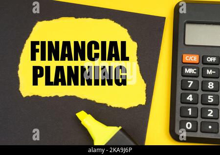 Geschäftskonzept. Auf gelbem Hintergrund ein Rechner, ein schwarzes Blatt, ein Marker und ein gelbes zerrissenes Blatt mit der Aufschrift -FINANZPLANUNG Stockfoto