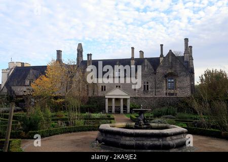 Cowbridge. Altes Gymnasium (jetzt Wohnungen), vom Cowbridge Physic Garden aus gesehen. , Anfang Herbst 2022. Oktober Stockfoto