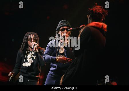 Porträt des Starts von Migos. Die berühmte amerikanische Rap-Sängerin Kirshnik Khari Ball alias YRN Take Off tritt live auf der Konzertbühne im Nachtclub auf. MOSKAU - 28, MÄRZ 2015 Stockfoto