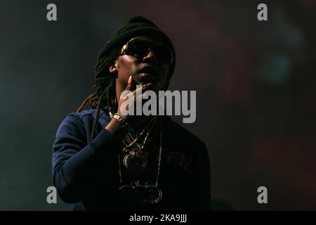 Porträt des Starts von Migos. Die berühmte amerikanische Rap-Sängerin Kirshnik Khari Ball alias YRN Take Off tritt live auf der Konzertbühne im Nachtclub auf. MOSKAU - 28, MÄRZ 2015 Stockfoto