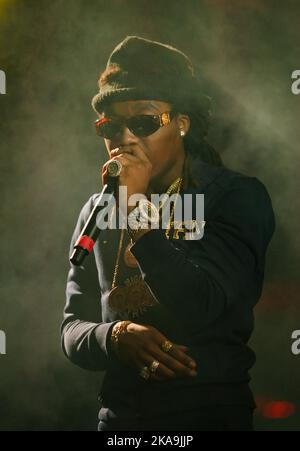 Porträt des Starts von Migos. Die berühmte amerikanische Rap-Sängerin Kirshnik Khari Ball alias YRN Take Off tritt live auf der Konzertbühne im Nachtclub auf. MOSKAU - 28, MÄRZ 2015 Stockfoto