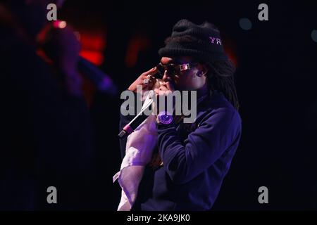 Porträt des Starts von Migos. Die berühmte amerikanische Rap-Sängerin Kirshnik Khari Ball alias YRN Take Off tritt live auf der Konzertbühne im Nachtclub auf. MOSKAU - 28, MÄRZ 2015 Stockfoto