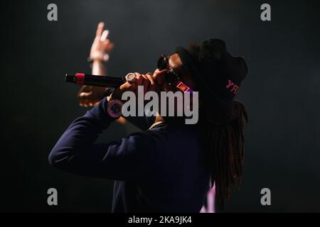 Porträt des Starts von Migos. Die berühmte amerikanische Rap-Sängerin Kirshnik Khari Ball alias YRN Take Off tritt live auf der Konzertbühne im Nachtclub auf. MOSKAU - 28, MÄRZ 2015 Stockfoto