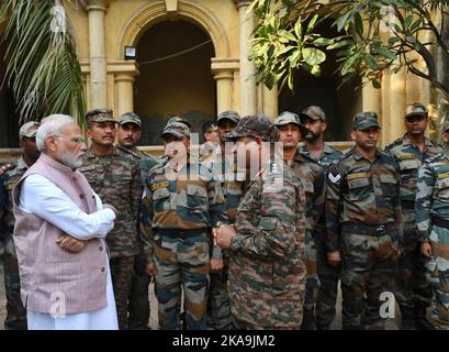 Morbi, Indien. 01.. November 2022. Der indische Premierminister Narendra Modi, links, spricht mit lokalen Rettungsteams während eines Besuchs der Fußgängerbrücke von Morbi nach dem tragischen Zusammenbruch am 1. November 2022 in Morbi, Gujarat, Indien. Die kürzlich renovierte Fußgängerbrücke aus der viktorianischen Zeit brach zusammen und tötete am 30.. Oktober mindestens 135 Menschen. Kredit: Presseinformationsbüro/PIB Foto/Alamy Live Nachrichten Stockfoto