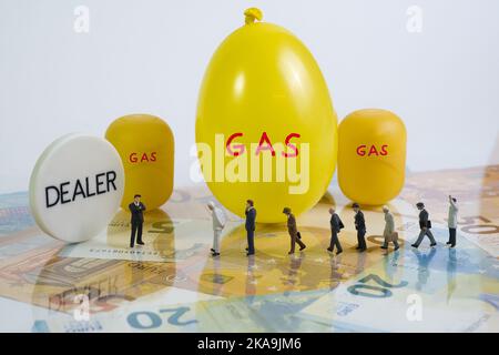 Handel mit dem Rohstoff Gas, eine Reihe von Kunden vor einem Geschäftsmann, Banknoten über dem Boden, gelbe Gastanks im Hintergrund Stockfoto