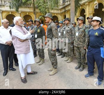 Morbi, Indien. 01.. November 2022. Der indische Premierminister Narendra Modi, links, spricht mit lokalen Rettungsteams während eines Besuchs der Fußgängerbrücke von Morbi nach dem tragischen Zusammenbruch am 1. November 2022 in Morbi, Gujarat, Indien. Die kürzlich renovierte Fußgängerbrücke aus der viktorianischen Zeit brach zusammen und tötete am 30.. Oktober mindestens 135 Menschen. Kredit: Presseinformationsbüro/PIB Foto/Alamy Live Nachrichten Stockfoto